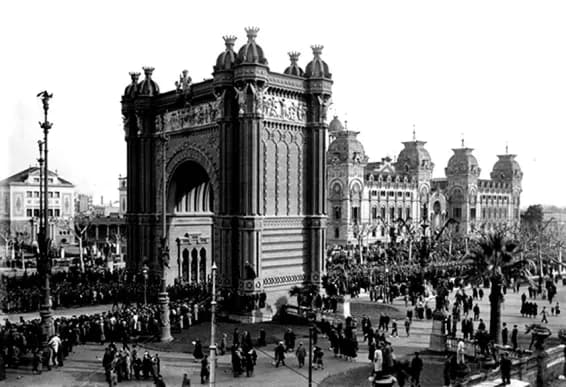 Foto histórica antigua antes de restaurar - imagen deteriorada y borrosa