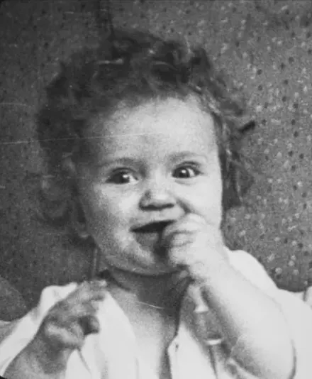 Retrato vintage de bebé antes de la restauración - foto en blanco y negro
